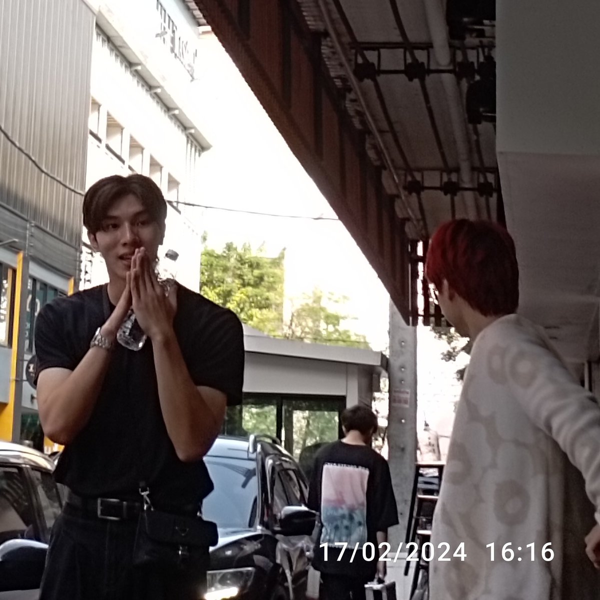thip_boonnada's tweet photo. เมื่อวานขณะโสเหล่กันเรื่องขึ้นแท็กซี่ รถเมล์ หรือจะเดินไปbts ก็เจอน้องหล่งลีกับน้องกำลังจะกลับซึ่งที่จริงจะไปบ้านพี่คชา น้องๆน่ารักมาก อยากให้ร่วมงานกันอีกนะ #KachaNontanun #kachalovecode24 #gunnapatn #longshilee https://t.co/7BGQLRelQr
