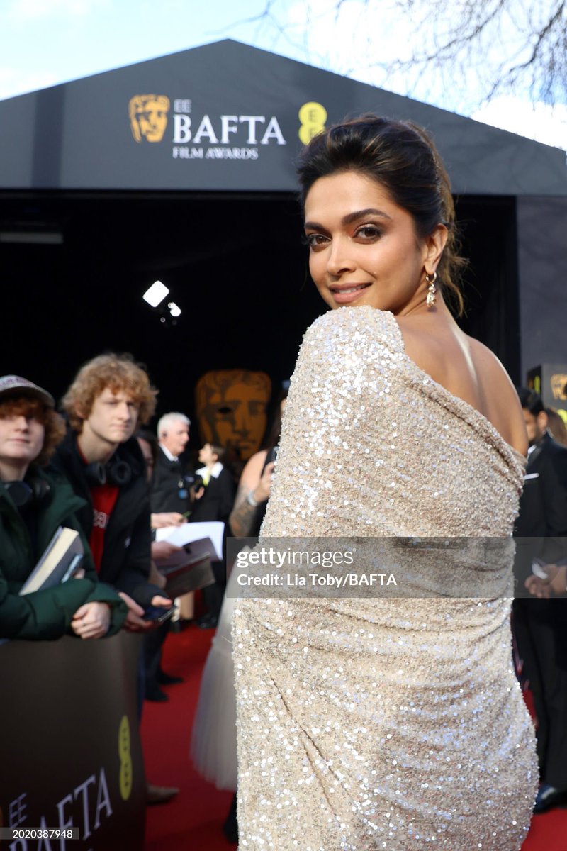 hourly deepika tweet media