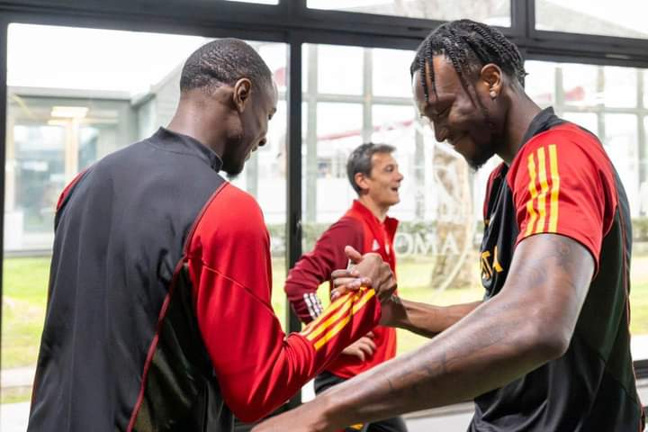 PlouStephane's tweet photo. Le retour en club de Evan N’dicka le calmeur de Osimhen 
NB : enfin son sourire https://t.co/PdrV4pqhHP