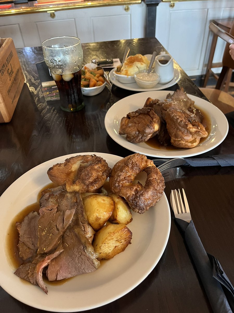 sally_stammers's tweet photo. Just had a fab catch up and Sunday lunch at local pub #thehalfmoon with a lovely friend 👌 https://t.co/S9OTZVok63