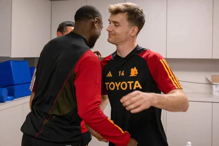 PlouStephane's tweet photo. Le retour en club de Evan N’dicka le calmeur de Osimhen 
NB : enfin son sourire https://t.co/PdrV4pqhHP