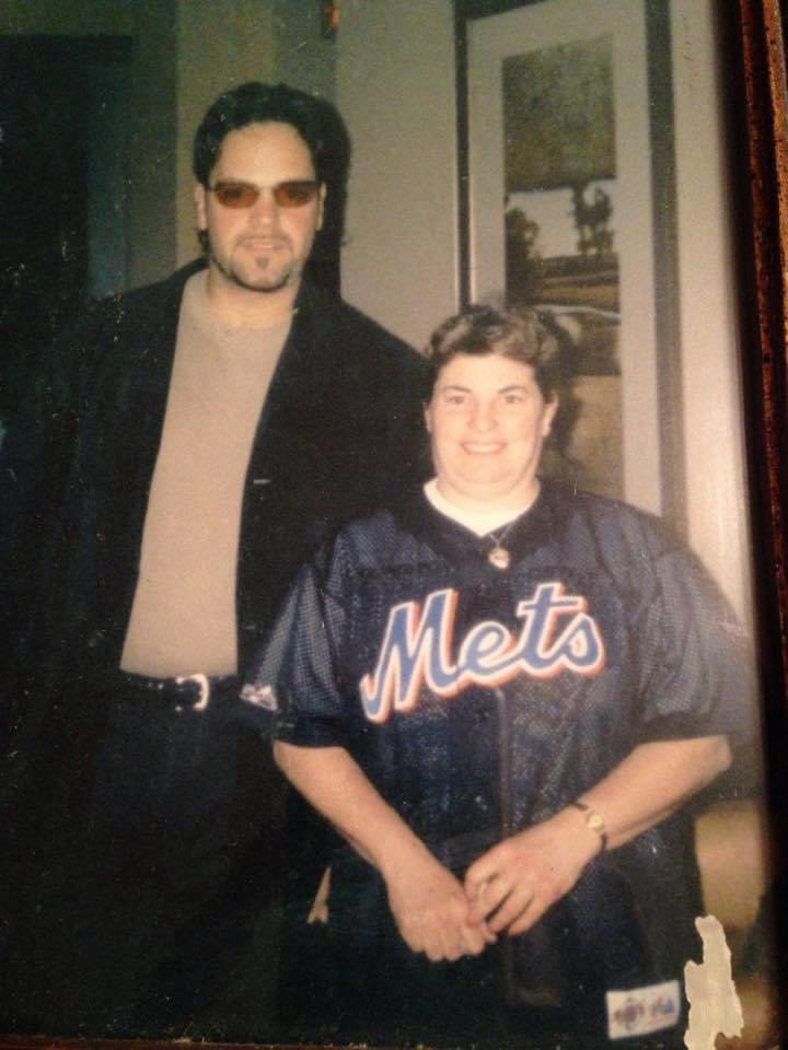 brohe13's tweet photo. @mikepiazza31 Hi Mike, I just wanted to share this pic with you of you and my mom from Cincy in 2001. She passed away this past Wednesday and you were her absolute favorite and I just wanted to thank you for all the memories and happiness that you brought to her. God bless! #LGM https://t.co/uAVhckiKoE