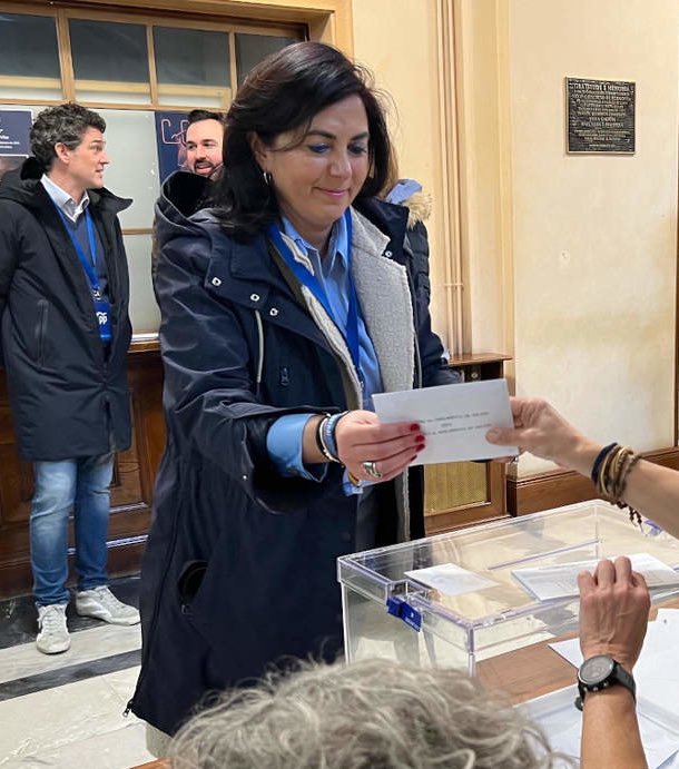 dudasun's tweet photo. Ehhh, muy parecida la mujer que dirige el carretaxe del asilo de San Roque a @ElenaCandiaLu, no? https://t.co/wLIBlTUVC5