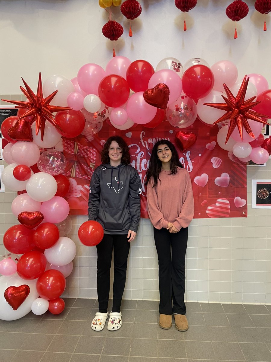 ❤️🖤❤️🖤❤️ Thanks so much to Christy Gracy who donated and put up this beautiful balloon arch for the awesome 🅗🅤🅓🅢🅞🅝 🅗🅐🅦🅚🅢 to enjoy for “Love Our School” Month!!! ❤️🖤❤️🖤❤️