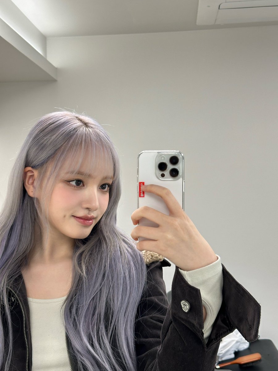 IVE_twt's tweet photo. 한터뮤직어워즈에서 멋진 상 받게 해줘서 너무 고마워요 다이브 💜
앞으로도 우리 잊지못할 멋진 추억 함께 쌓아나가자 💜💜

#IVE #아이브 #LIZ #리즈 https://t.co/2botVP48El