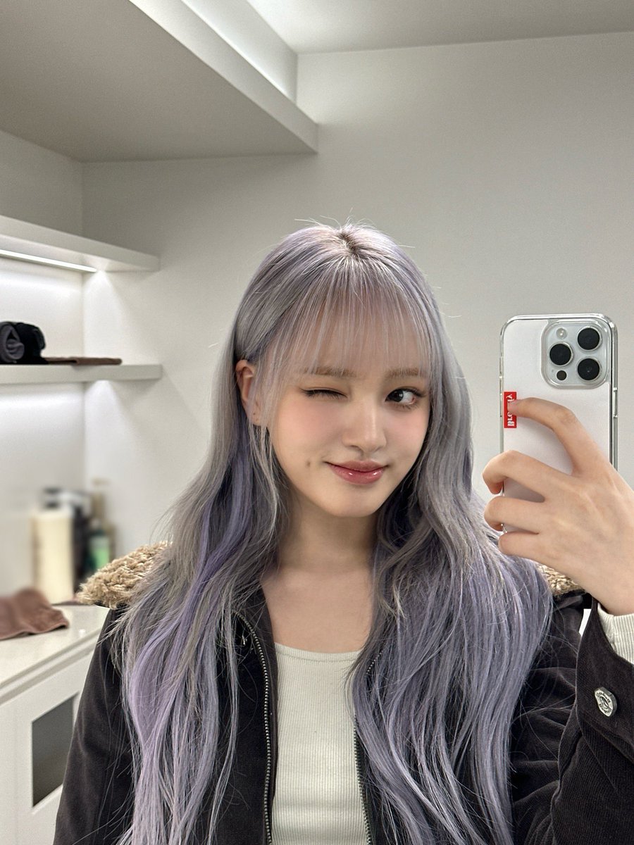 IVE_twt's tweet photo. 한터뮤직어워즈에서 멋진 상 받게 해줘서 너무 고마워요 다이브 💜
앞으로도 우리 잊지못할 멋진 추억 함께 쌓아나가자 💜💜

#IVE #아이브 #LIZ #리즈 https://t.co/2botVP48El