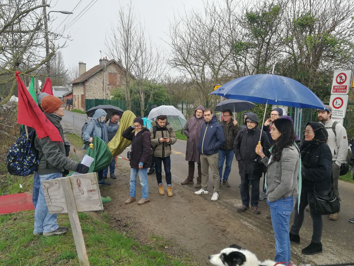 🌻 #SDRIF Transition écologique 🚢 Après la théorie la semaine dernière pour bien comprendre les enjeux du SDRIF-E, les associations et le groupe local du Val d'Yerres Val de Seine, mobilisés sur le terrain cette semaine contre le projet de développement de l'#HAROPA à Juvisy.