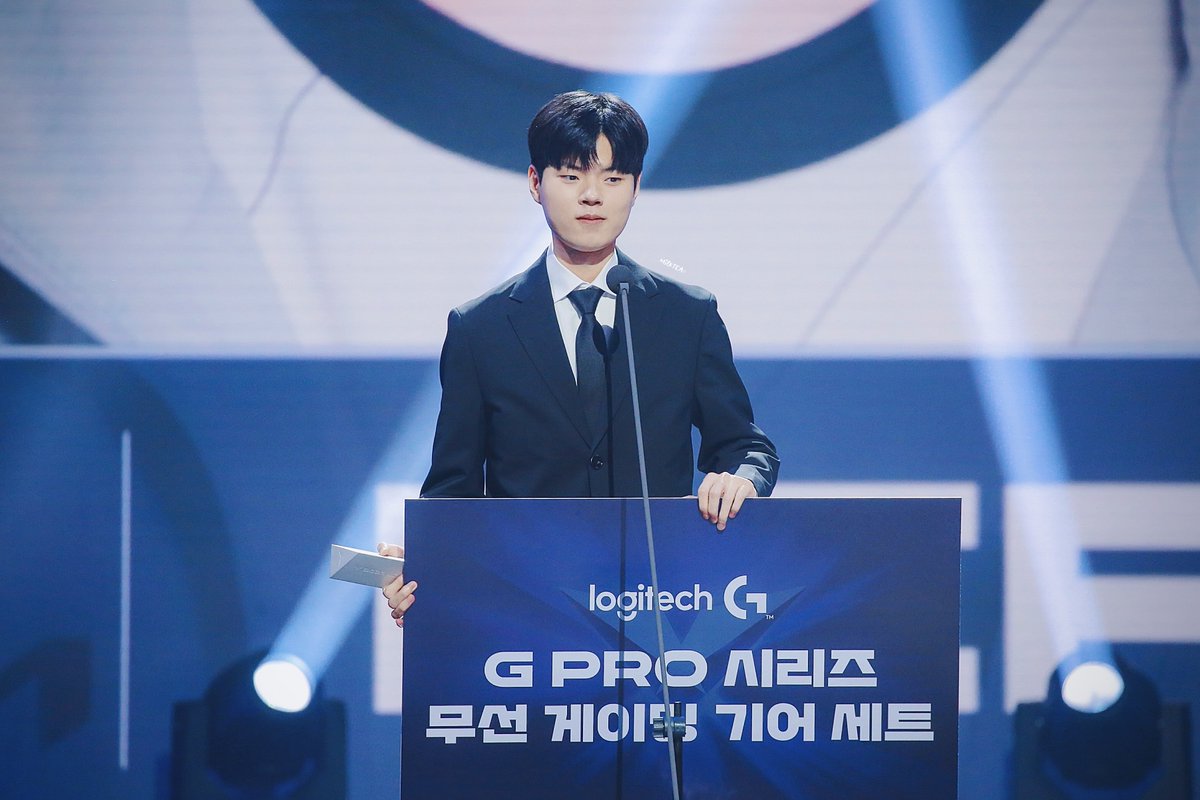 소중한 우리 데프트 선수  데뷔 11주년을 축하해요🎉 지금부터 더욱 빛나는 12주년을 시작하께요!!✨
#Happy_Deft_11th_Anniversary 
#데프트의_12번째_봄 
#Deft #데프트