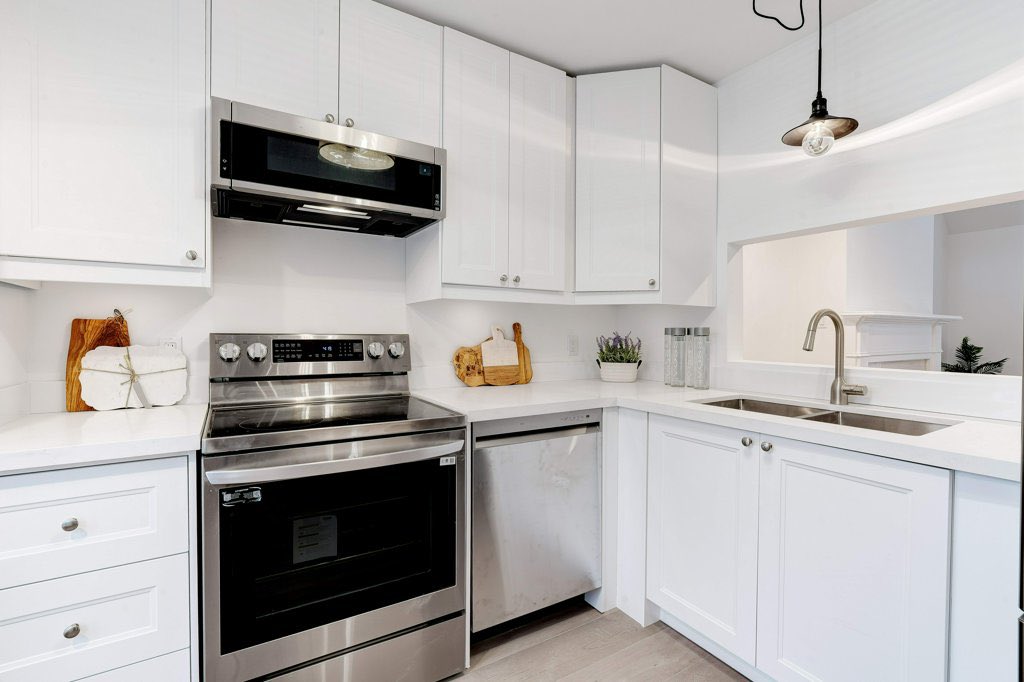GeorgeMorrisonR's tweet photo. Just Listed! Join me Feb 18, 2-4:00!  Be the 1st to live in this freshly reno’d Town, steps to Lake &amp; @DTBurlingtonON $799.9K https://t.co/xegkUhvX12 https://t.co/wpk9rbqoXD