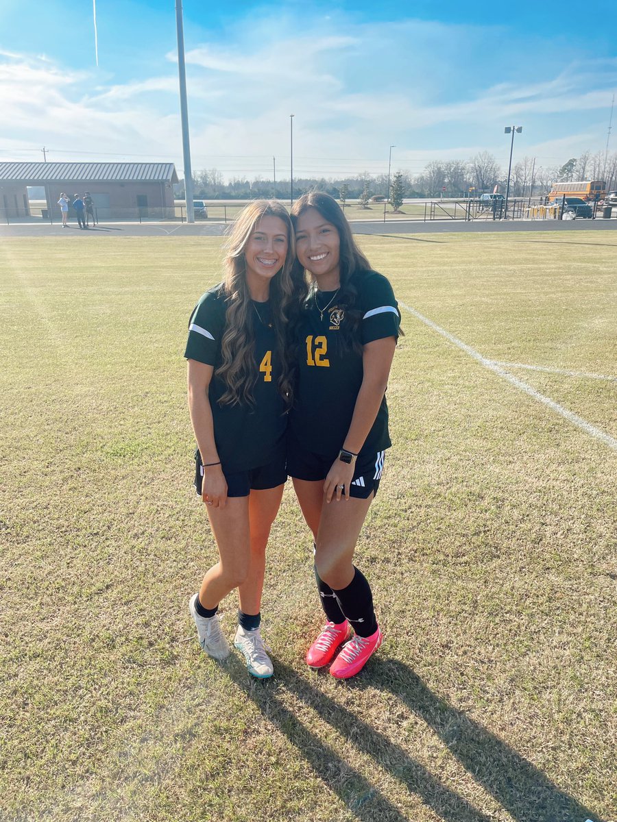 karleybarnes7's tweet photo. so excited to see what this season brings🩷🏆⚽️ #womenssoccer #worthcountysoccer #collegesoccer #SENIOR #allwins @BigTimeGalindo @KalesR08 @GaMilCollege @Lmathis00 @UNGWSOC https://t.co/8cAwXlLkiL