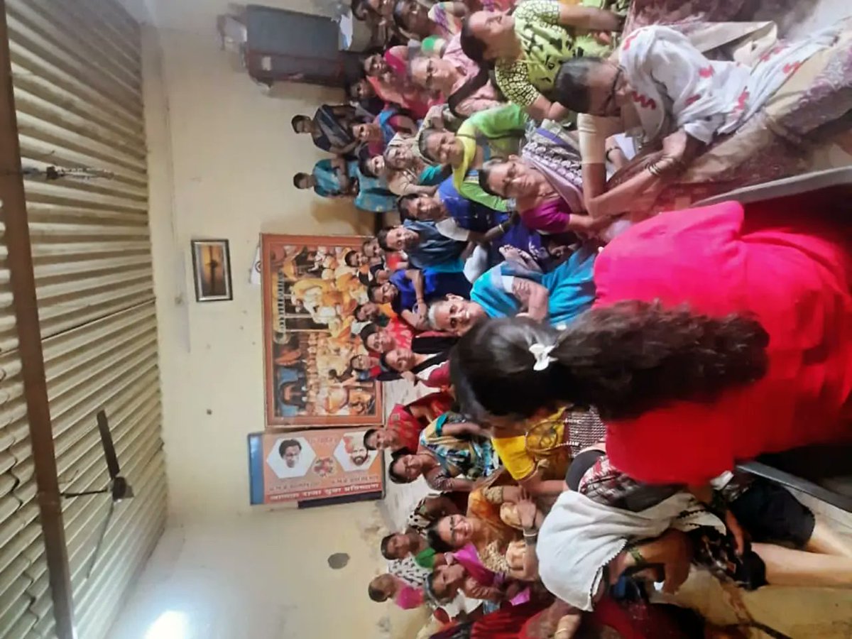 deepapawar6's tweet photo. #Kalyan
Had a great session on #Democracy, #Constitution and #electoral_process with #DomesticWorker women.
Women with complete consciousness and awareness of their rights, are very active in their language of Democracy as well as actions. https://t.co/cD7z9BVunD
