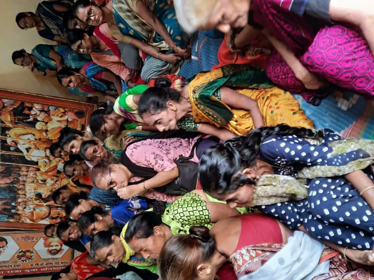 deepapawar6's tweet photo. #Kalyan
Had a great session on #Democracy, #Constitution and #electoral_process with #DomesticWorker women.
Women with complete consciousness and awareness of their rights, are very active in their language of Democracy as well as actions. https://t.co/cD7z9BVunD