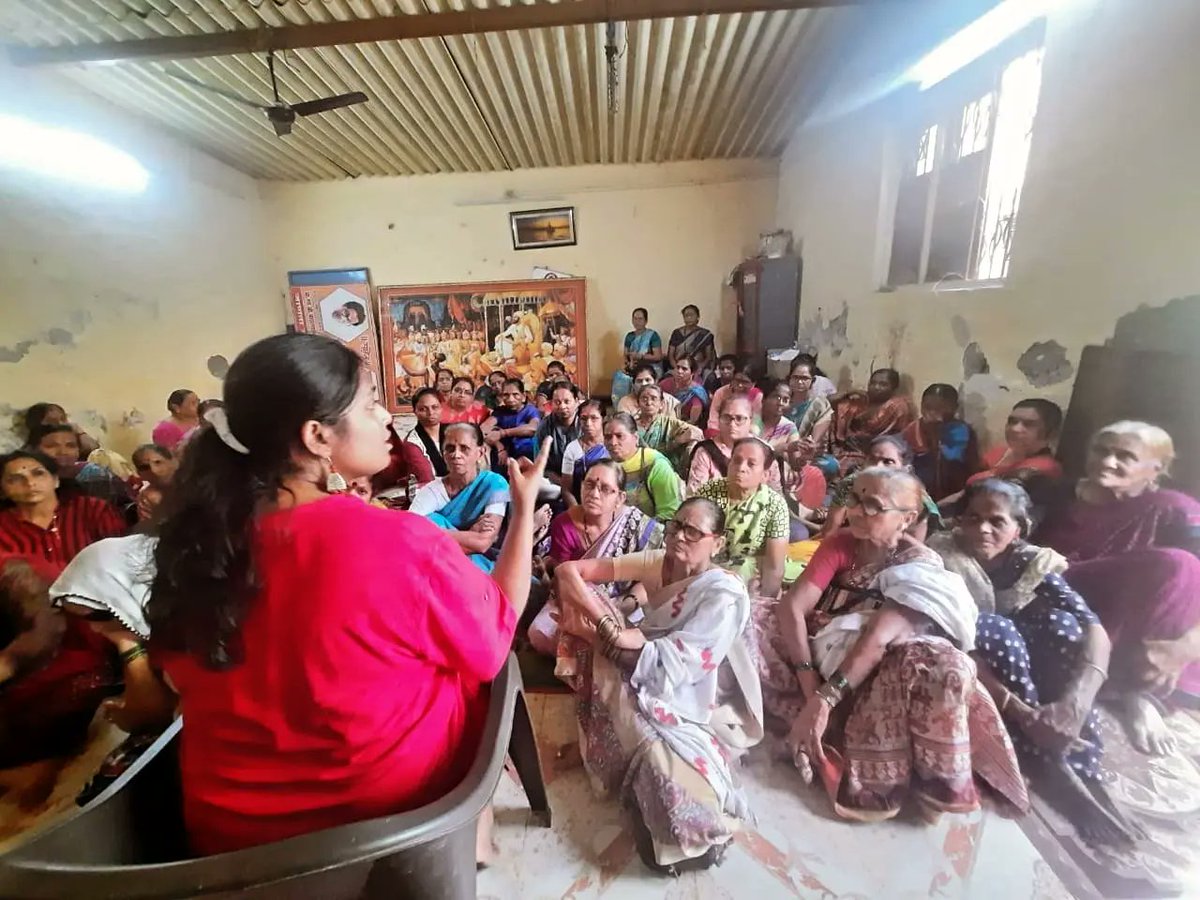 deepapawar6's tweet photo. #Kalyan
Had a great session on #Democracy, #Constitution and #electoral_process with #DomesticWorker women.
Women with complete consciousness and awareness of their rights, are very active in their language of Democracy as well as actions. https://t.co/cD7z9BVunD