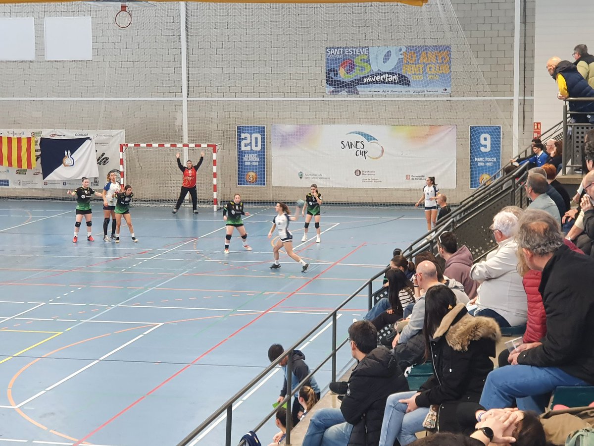 chses1973's tweet photo. ➡️  EMOCIÓ AL SANES ARENA !!!

😊👉 Derrota (27-28) del Sènior-A ♂️  #1aEstatal vs @UESarria77 i victòria del Sènior ♀️ (28-26) #2aCatHFem vs @HandbolCornella

😊👉 Victòria del Sènior-B ♂️ (33-32) vs @handbolsjd B i el Màster  ♂️ perd (29-25) vs @BMPauCasals

💙🤍 #OrgullCHSES https://t.co/qVgT23M5eK