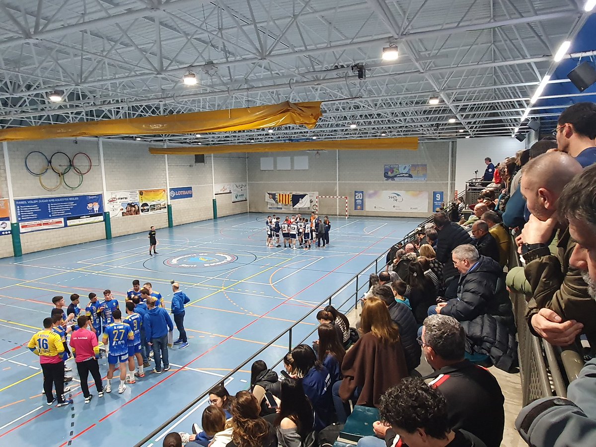 chses1973's tweet photo. ➡️  EMOCIÓ AL SANES ARENA !!!

😊👉 Derrota (27-28) del Sènior-A ♂️  #1aEstatal vs @UESarria77 i victòria del Sènior ♀️ (28-26) #2aCatHFem vs @HandbolCornella

😊👉 Victòria del Sènior-B ♂️ (33-32) vs @handbolsjd B i el Màster  ♂️ perd (29-25) vs @BMPauCasals

💙🤍 #OrgullCHSES https://t.co/qVgT23M5eK