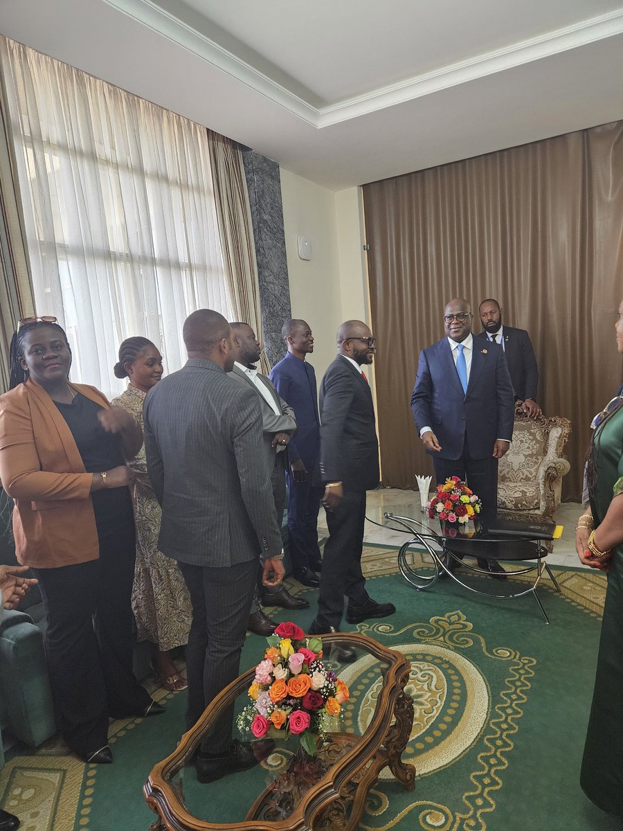 SergeKanyinda13's tweet photo. Le chef de l'État Félix Tshisekedi a rencontré les jeunes qui ont crié haut et fort du haut du sommet de l'UA #StopGenocideInDRCNow https://t.co/pEjb6vOkQo