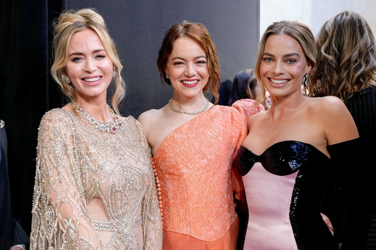 emmarstones's tweet photo. OH MY GOD EMMA STONE, EMILY BLUNT AND MARGOT ROBBIE https://t.co/mUDIu8UfVE