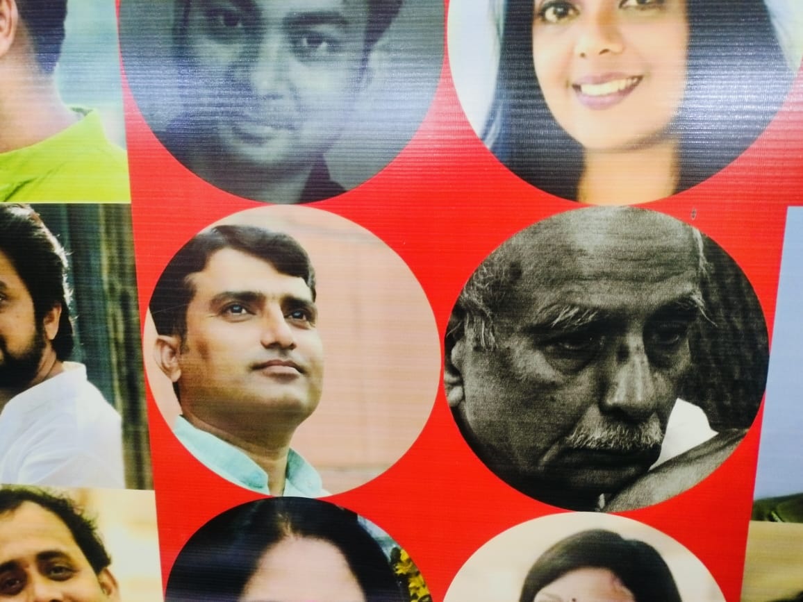 rewantdan's tweet photo. 'दीवार में एक खिड़की रहती थी' उपन्यास के लेखक विनोद कुमार शुक्ल के साथ 'दीवार पर पोस्टर में साथ- साथ ' रहने का गौरव ।
इस तस्वीर को मित्र रत्नेश मिश्र ने विश्व पुस्तक मेला दिल्ली से भेजा है। https://t.co/M9ZQ6ou8qQ
