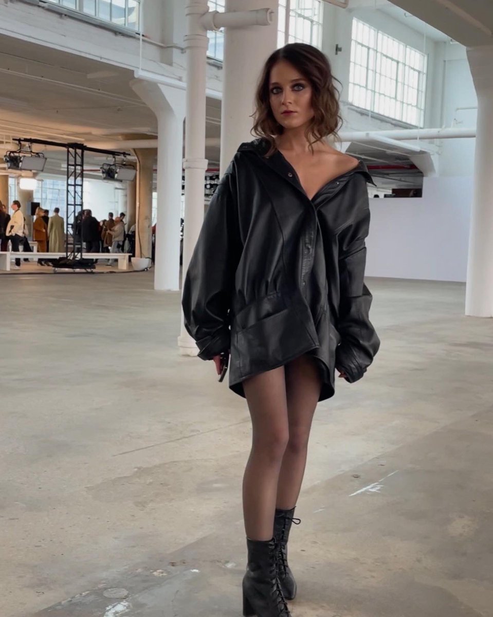 jackieevancho's tweet photo. That’s a wrap on my @nyfw looks! Always fun playing dress up. This one was for the most stunning #Juzui show. 🖤 https://t.co/AP3Hs8Sx9d