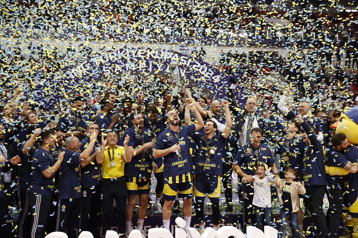 FBBasketbol's tweet photo. ŞAMPİYON konfetilerin altında! 🎉💛🎂

#YellowLegacy https://t.co/SlVZBpKYjy