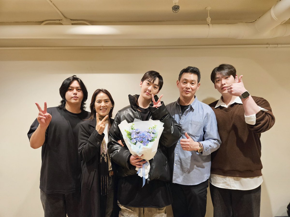 offclASTRO's tweet photo. my family❤️
일본까지 보러와줘서 고마워요
울 로하도 고마워💜 https://t.co/3fgx33GbH6