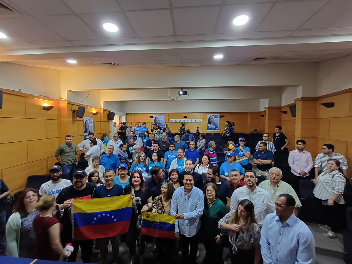 Instalado y presentado oficialmente el Comando #ConVzla Chile 🇨🇱, en apoyo a la candidata presidencial María Corina Machado (<a href="/MariaCorinaYA/">María Corina Machado</a>) 🇻🇪

Conformado por ONG, partidos políticos y sociedad civil organizada ¡Vamos a ganar 💪🏼!

🧵 👇🏼