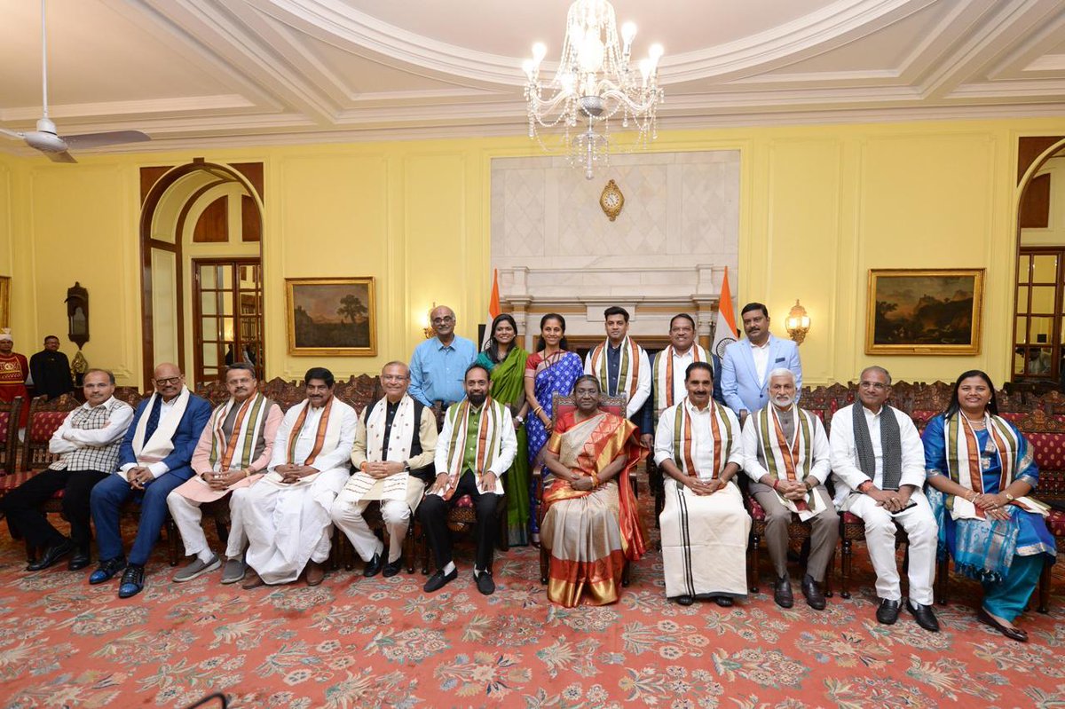 mpsudhirgupta's tweet photo. 'संसद महारत्न पुरुस्कार' से सम्मानित होने पर मा. राष्ट्रपति श्रीमती द्रौपदी मुर्मू जी ने बधाई दी और हमे मार्गदर्शन किया।

यह पुरुस्कार मैं मंदसौर लोकसभा क्षेत्रवासियों को समर्पित करता हूं।

@rashtrapatibhvn
#संसद_रत्न_सुधीरगुप्ता https://t.co/kosjZE96ya