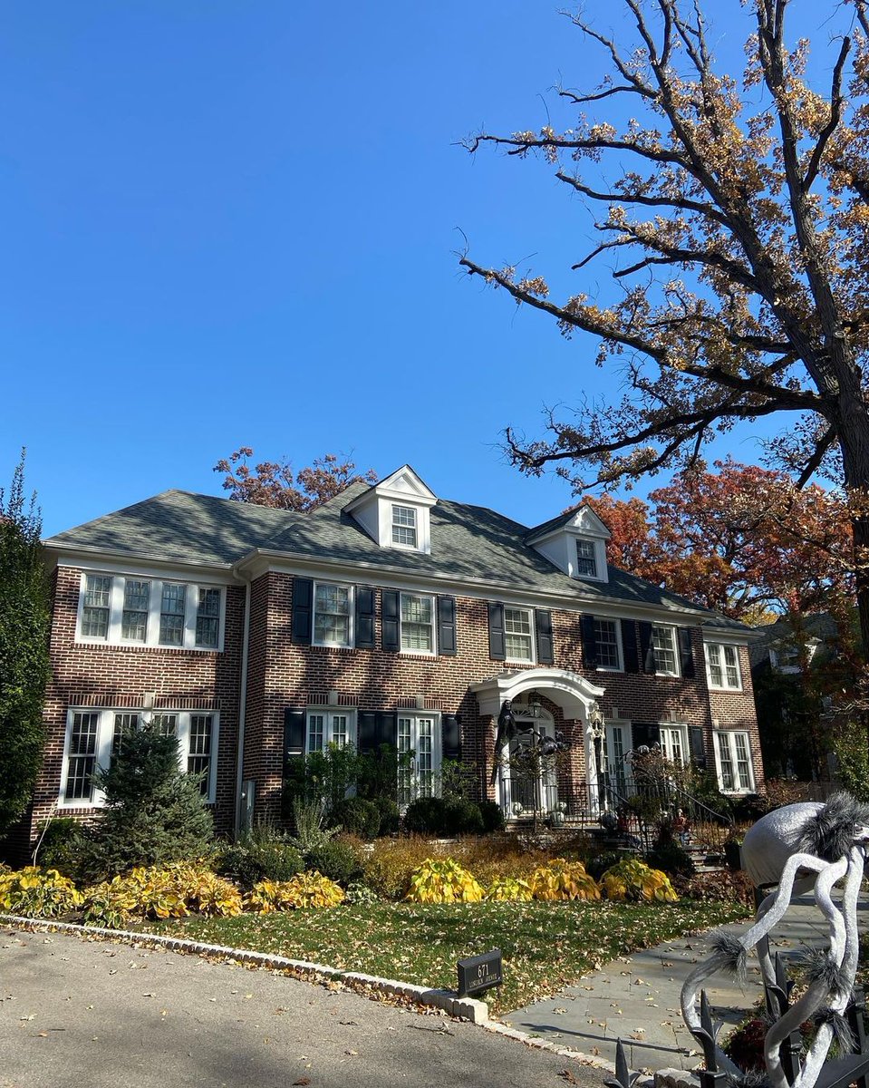 a_m176's tweet photo. The Home Alone tape was taken back in 1990 She still holds the ranking for the world's grossest comedy movie ever made 395 square meter triplex house privately owned at 671 Lincoln Avenue https://t.co/eMf0K0FU4u