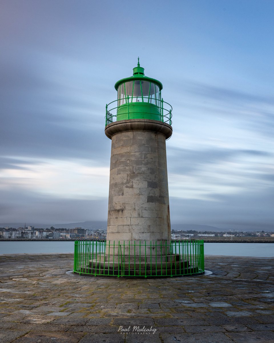 Picked the wrong weekend morning to head out. Not much in the way of colour this morning. Captured this long exposure instead.

#Lighthouse #ireland #dublin @the_full_irish_ @irishdaily_