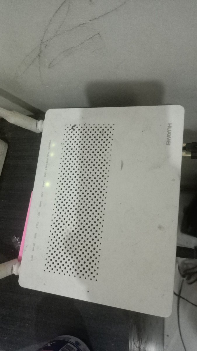 komenkleite's tweet photo. Ini modemnya yang rusak kek nya... Internetnya gak pernah mau muncul lagi.. restart berkali kali juga gak ngaruh.. bikin pengaduan di my indihome juga gak ngaruh. Mohon segera ditindak @IndiHomeCare https://t.co/5DMAkzAADU