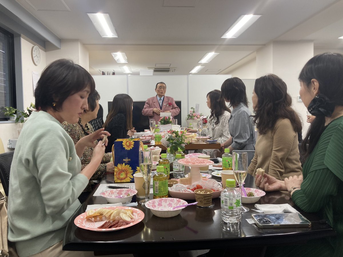 powernorth2's tweet image. 女性が女性を応援するNGO『ウーマンサポートウーマン』 設立メンバーの顔合わせの場に参加させていただきました。理事には #TADAIMA 主題歌歌手バス☆ロビ(@vasrobbi ) のリョーコさん(@hirameku_suika ) も名を連ねていて今後のご活躍が楽しみです。 #ドネーション  #NGO設立