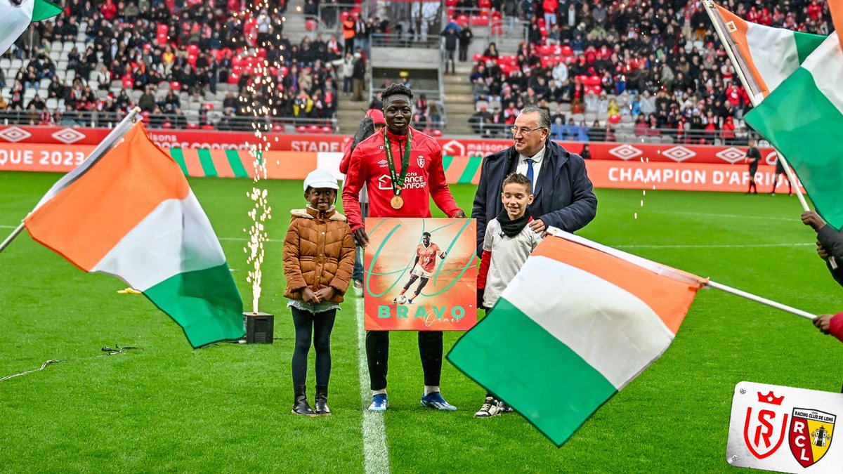 StadeDeReims's tweet photo. 🇨🇮 Un champion de retour à Delaune ! 🏆

Oumar Diakité célébré comme il se doit avant #SDRRCL 🔥

#CAN2023 #CotedIvoire https://t.co/d6XwHglWGG