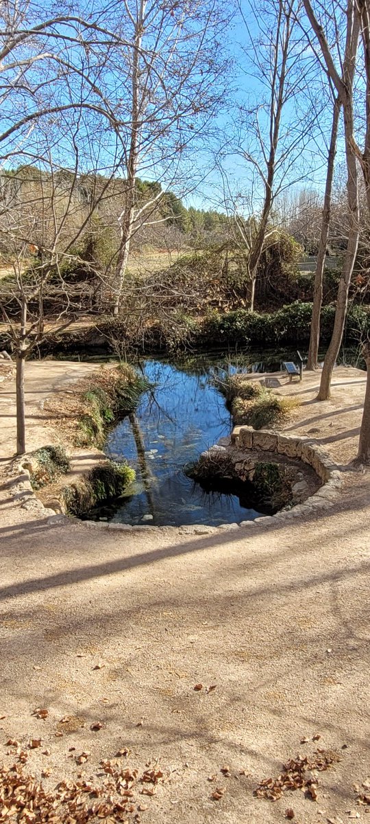 La Fuente (o mejor dicho, las fuentes, porque son varias) del Marqués, en Caravaca de la Cruz, Murcia, es uno de los manantiales mejor conservados de toda la región. Sus salideros se denominan "sartenes" por la peculiar forma que tienen y drenan un caudal de más de 300 L/segundo.