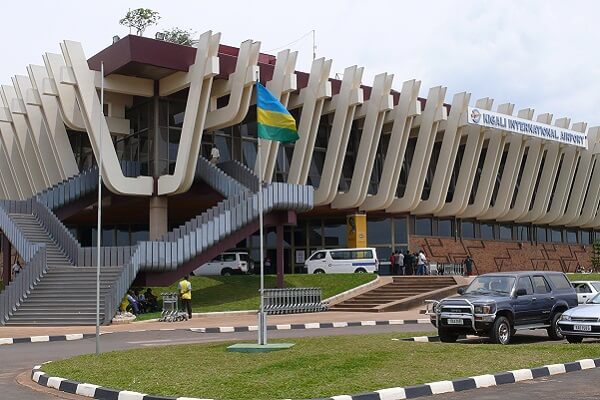 IsralMutombo11's tweet photo. A vous le clavier : 

👉 Quelle serait la réaction de la Communauté internationale si les deux bombes qui ont visé l'aéroport de #Goma récemment étaient plutôt tombées dans l'aéroport international de #Kigali au #Rwanda ? https://t.co/29WusTycsd