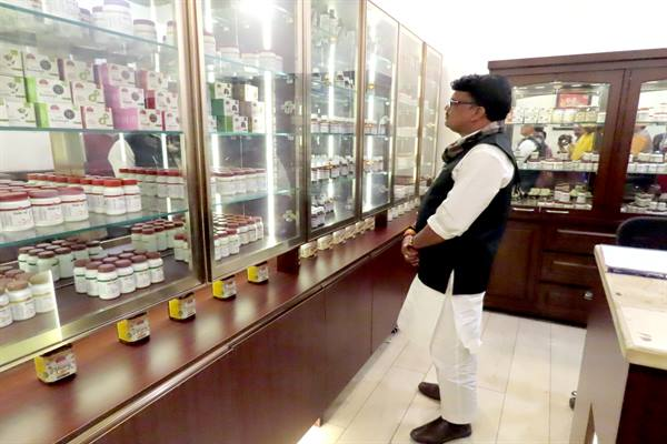 minforestmp's tweet photo. वन मंत्री श्री @nagarsingh191 ने मध्य प्रदेश भवन स्थित विंध्य हर्बल्स और मृगनयनी कियोस्क का किया अवलोकन

विंध्य हर्बल्स द्वारा लगाया गया आयुर्वेदिक औषधियों का स्टाल अत्यंत सराहनीय

RM  : https://t.co/vTc4V6TpJM

@DrMohanYadav51 
@CMMadhyaPradesh 
@JansamparkMP https://t.co/fBkC0oQXZq