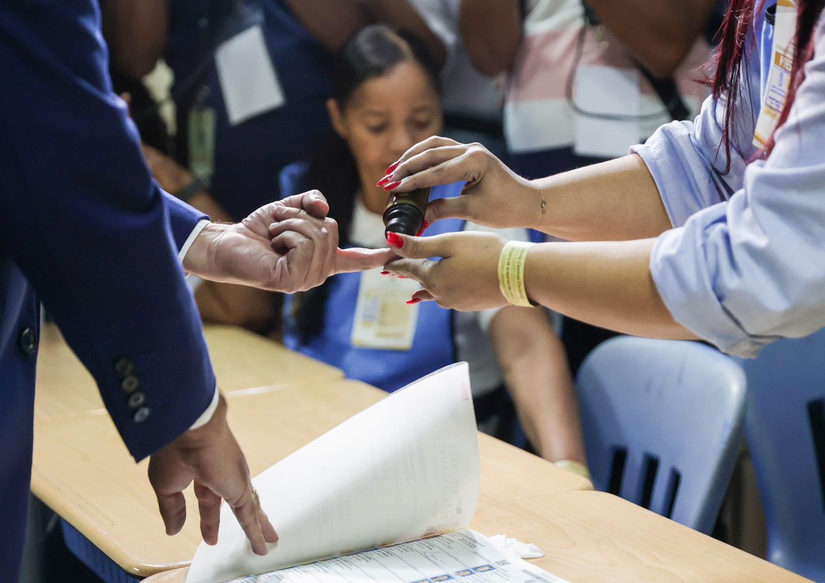 luisabinader's tweet photo. Acabamos de ejercer nuestro derecho al voto, al igual que lo están haciendo miles de dominicanos en todo el territorio nacional. Les pedimos a todos los dominicanos y dominicanas que vayan a votar, no importa del partido político que sean. Queremos que asistan para consolidar nuestra democracia, que es el mayor logro que vamos a tener en el día de hoy.