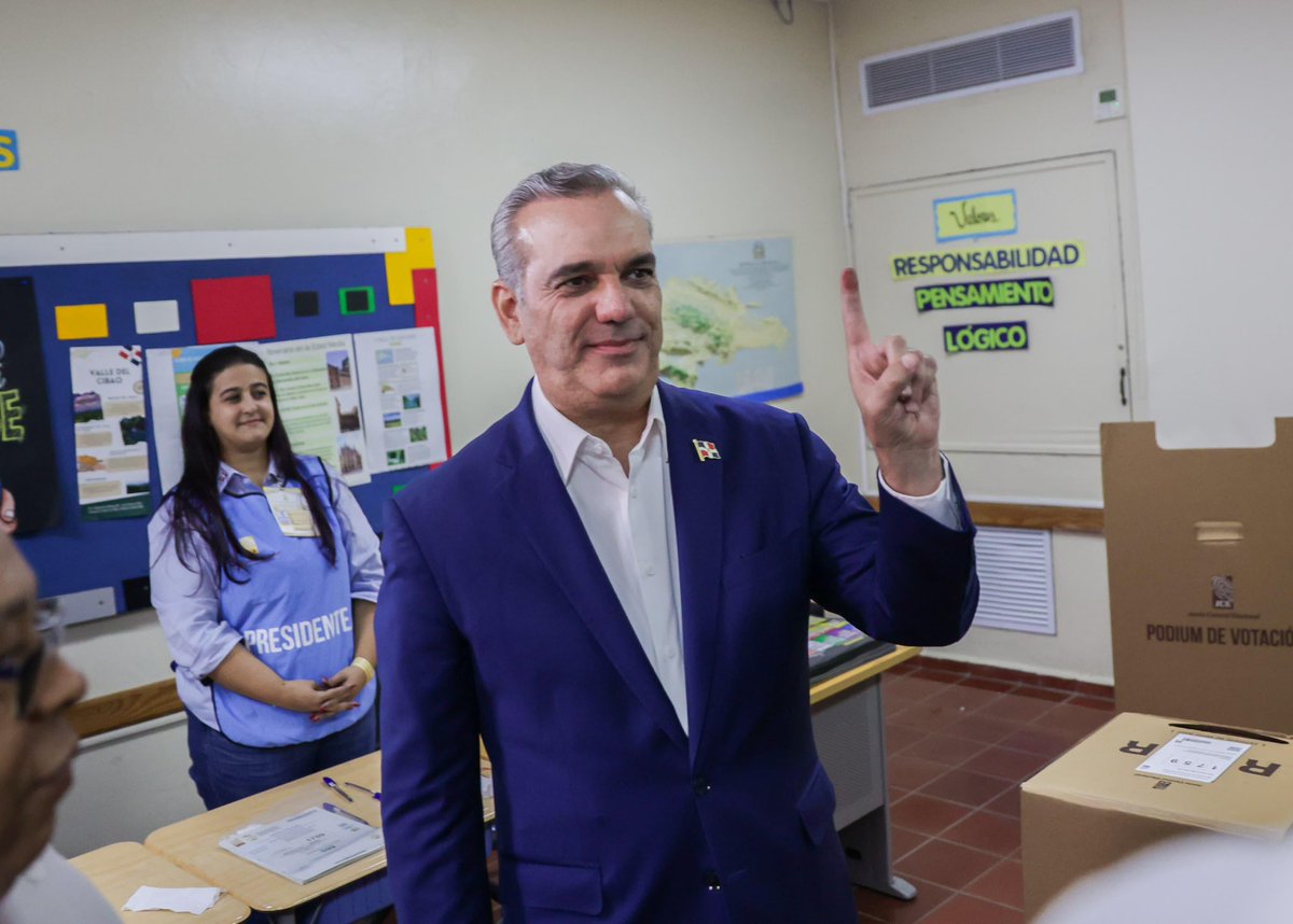 luisabinader's tweet photo. Acabamos de ejercer nuestro derecho al voto, al igual que lo están haciendo miles de dominicanos en todo el territorio nacional. Les pedimos a todos los dominicanos y dominicanas que vayan a votar, no importa del partido político que sean. Queremos que asistan para consolidar nuestra democracia, que es el mayor logro que vamos a tener en el día de hoy.