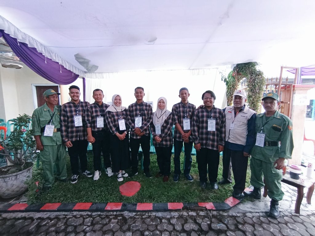 astripuji_12's tweet photo. Akan menjadi kenangan, 
Bangga dengan diri sendiri, belajar sabar menahan emosi menahan lelah ya dari menjadi anggota KPPS, terimakasih PEMILU 2024... https://t.co/rbg5wx4CAH