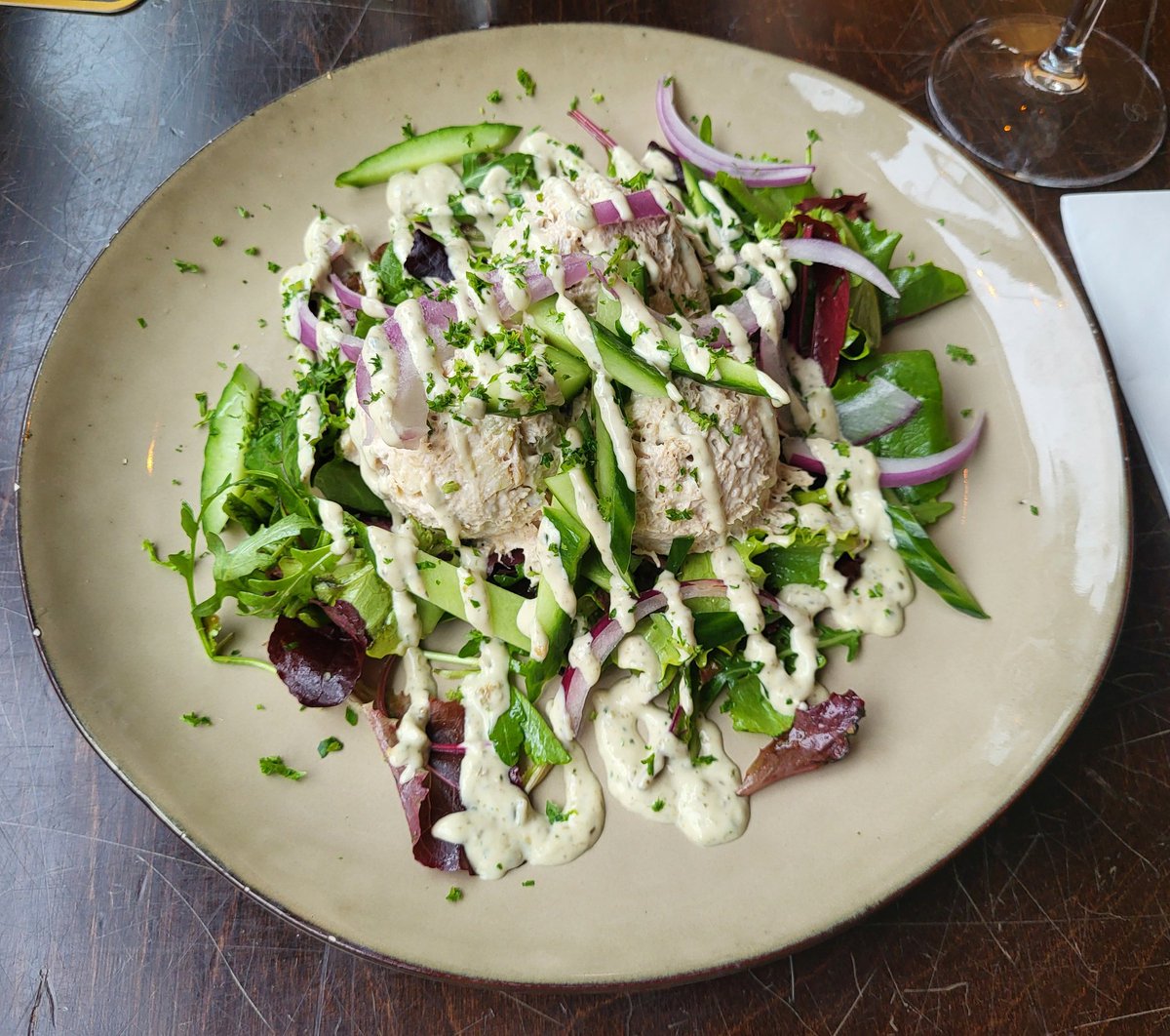 Geluncht met een vriendin ter ere van haar verjaardag afgelopen vrijdag. Huisgemaakte tonijnsalade bij <a href="/deverguldevos/">De Vergulde Vos</a> altijd heerlijk! 😋
En nu uiteraard HUP <a href="/janniksin/">Jannik Sinner</a> 💪🏻🍀 <a href="/abnamroopen/">ABN AMRO Open</a> . 💙