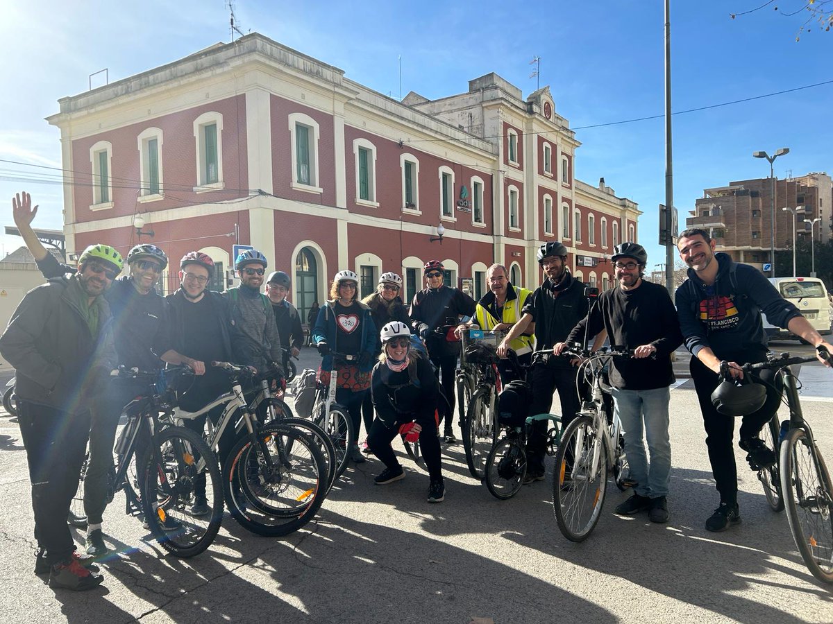 silviacasorran's tweet photo. Hi hem anat i tornat amb bici i tren #bitibi, la tornada fins als Monjos estrenant una connexió molt bona de @diba per a bicis i vianants.🥰
Per desgràcia els ascensors dels Monjos @Adif_es @Renfe encara no funcionen... 🫣 https://t.co/cxM8hHHWDb