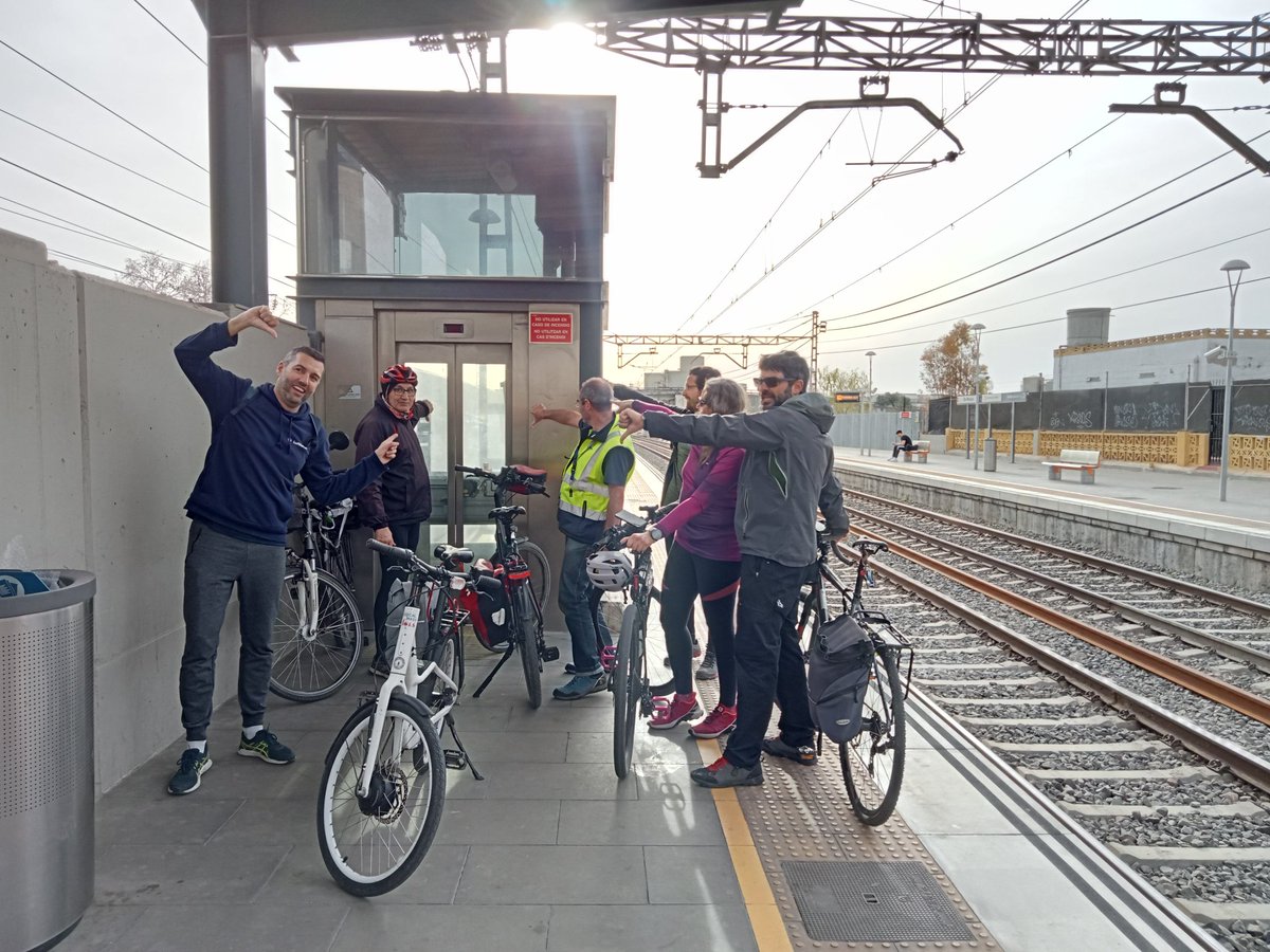silviacasorran's tweet photo. Hi hem anat i tornat amb bici i tren #bitibi, la tornada fins als Monjos estrenant una connexió molt bona de @diba per a bicis i vianants.🥰
Per desgràcia els ascensors dels Monjos @Adif_es @Renfe encara no funcionen... 🫣 https://t.co/cxM8hHHWDb