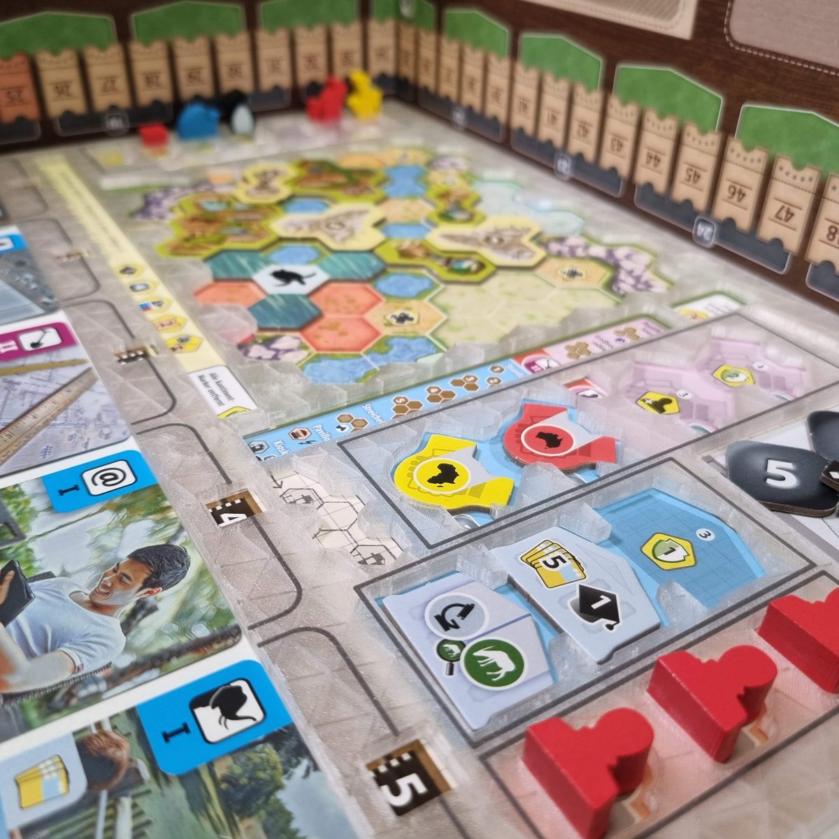 EurohellDesign's tweet image. Our latest version of the overlays for Ark Nova not only helps you to keep everything neatly sorted on the table. Simply place, sort and start playing🦓🐿️🐾 As a highlight - 4 overlays fit into our insert😉

#ArkNovaMarineWorlds #EurohellDesign #Boardgames