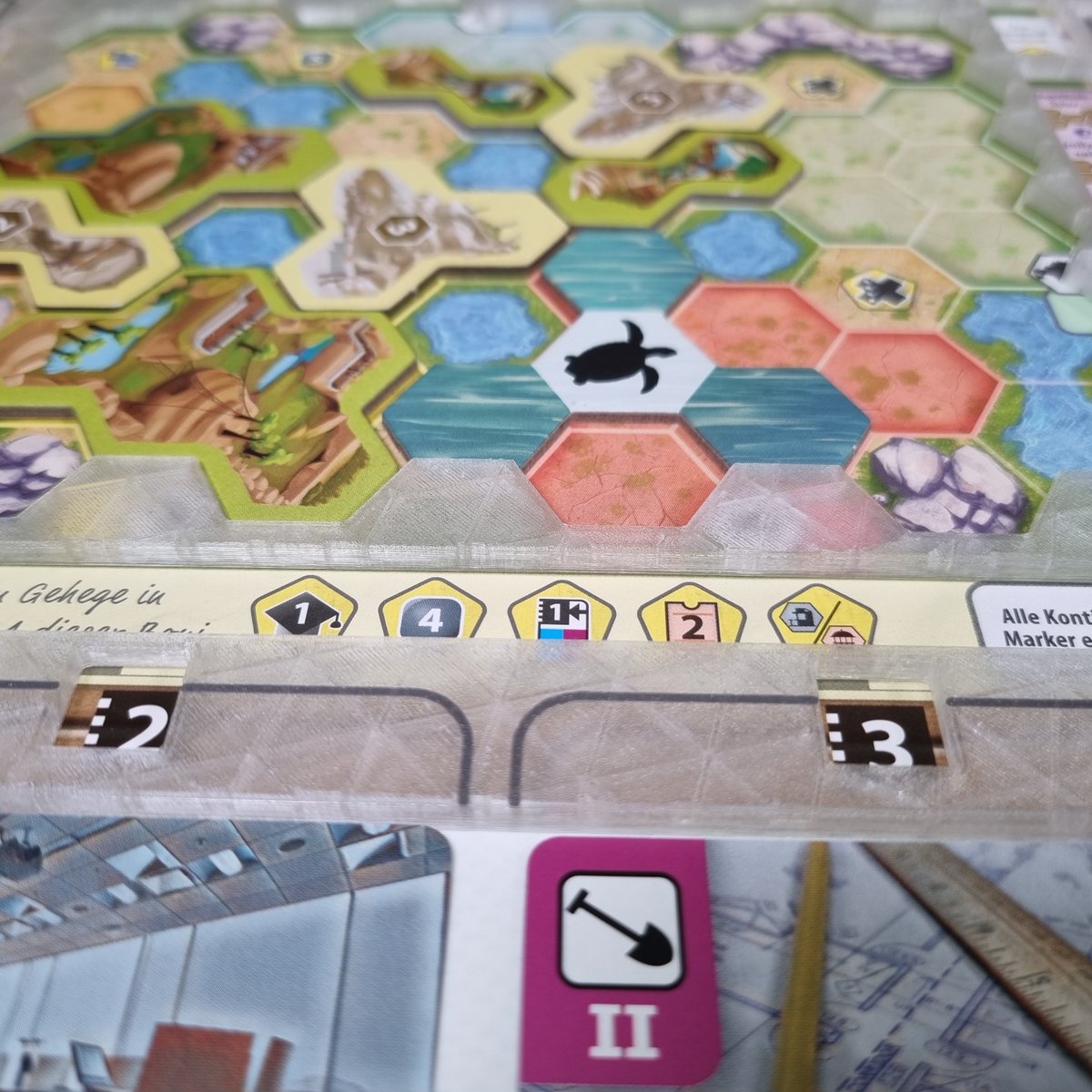EurohellDesign's tweet image. Our latest version of the overlays for Ark Nova not only helps you to keep everything neatly sorted on the table. Simply place, sort and start playing🦓🐿️🐾 As a highlight - 4 overlays fit into our insert😉

#ArkNovaMarineWorlds #EurohellDesign #Boardgames