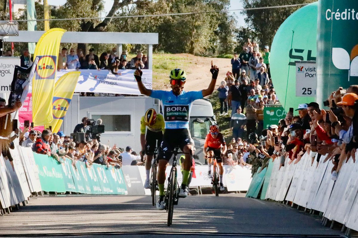 📸🏁 Daniel Martinez crosses the finish line to win the stage, followed closely by Remco Evenepoel, who secures the overall victory for the third time in the Volta ao Algarve! 🚴‍♂️🥇 #VAlgarve2024