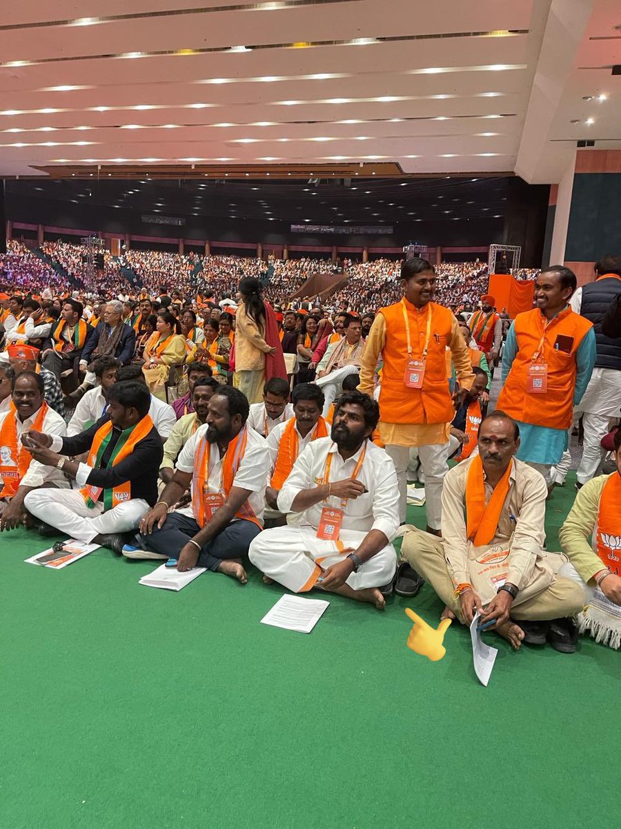 PawanKRJoshi's tweet photo. Take a bow, He is the man who will change politics of south in 2029. IIM passout, IPS, took VRS and currently state president of BJP Tamilnadu. Today no one know him but in next 10 year, he will be center of tamilnadu politics.
#Annamalai 
#BJP 
@narendramodi 
@AmitShah https://t.co/Apc5qVQMDH
