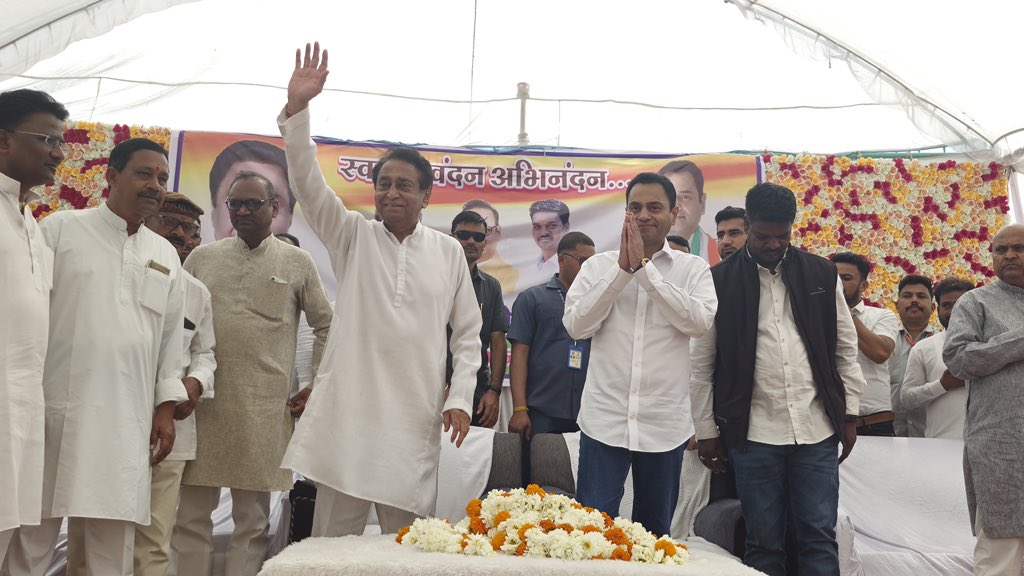 Pradeepp_Tiwari's tweet photo. कमलनाथ के कांग्रेस छोड़ने की खबरों पर कांग्रेस आलाकमान उन्हें मनाने को तैयार नहीं था लेकिन अब खबर आ रही है कि कमल नाथ बीजेपी में शामिल नहीं होंगे.

#KamalNath #BJP4India 
@ChouhanShivraj @DrMohanYadav51 https://t.co/hd0JT4wZaN