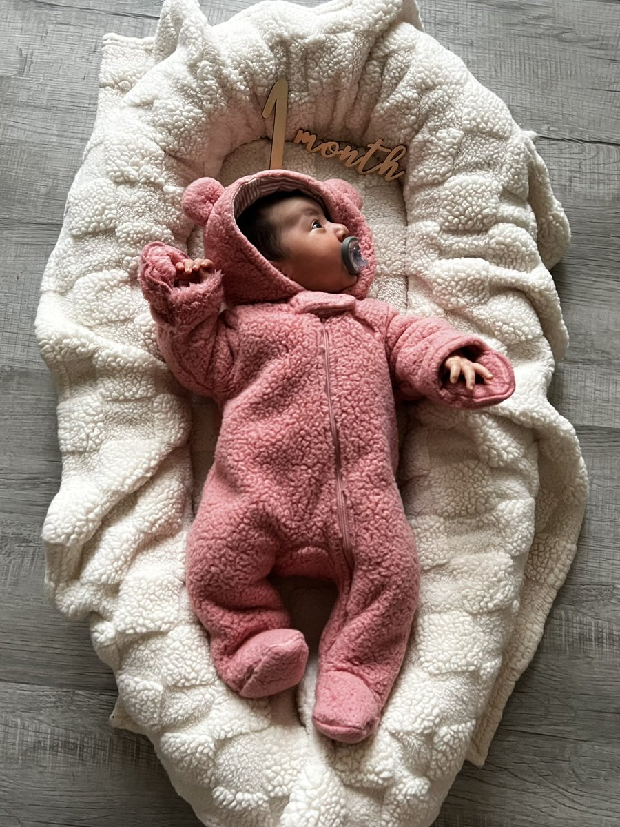llisonkyles's tweet photo. our sweet girl is one month old today 🥰 https://t.co/fY8OxjBE1D