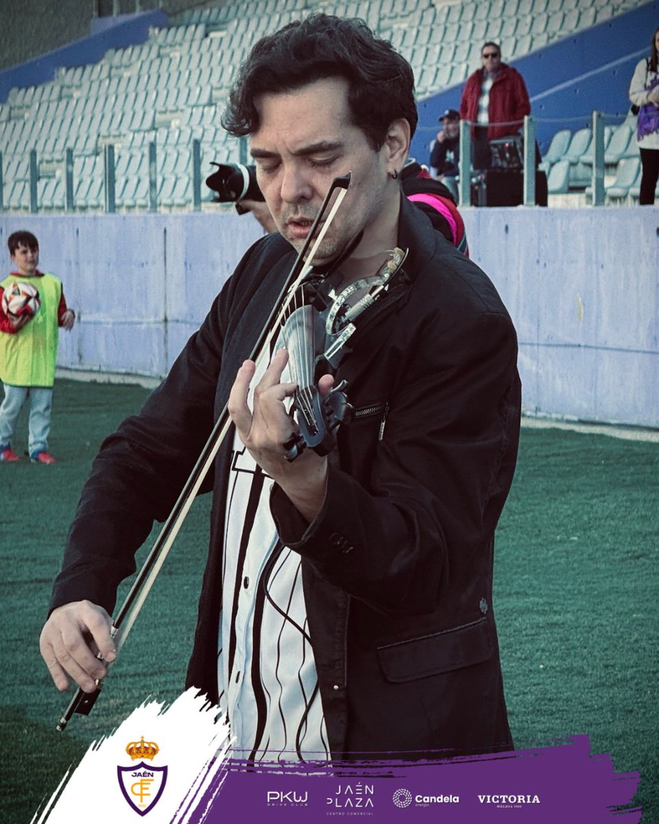 RealJaenCF's tweet photo. Agradecer la presencia de Alex Medina en la tarde de hoy. 🎻

Nos ha deleitado con su música este partido. 🎶

#rj2324 https://t.co/Hx9jMO8Xua