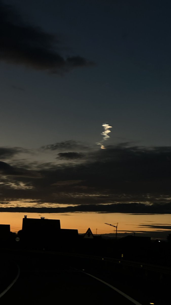 Martin_F97's tweet photo. Hola, acabo de ver caer algo muy brillante del cielo, que iba “despacio” y dejo una estela super larga y muy brillante, necesito saber si alguien más lo vio y si hay explicación https://t.co/iCqyg863hG