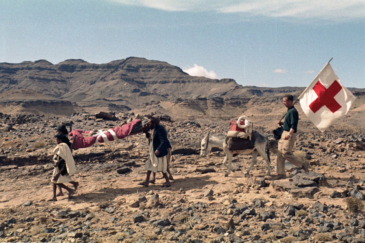 CICR_es's tweet photo. #TBT 📍 Evacuación de personas heridas en #Yemen, 1964. 👇 Esto solo se pudo lograr gracias a nuestra #Neutralidad. 

Desde hace 161 años, facilitamos áreas seguras para quienes no son parte de los enfrentamientos.

❤️ Neutralidad significa que estamos del lado de la #Humanidad. https://t.co/J6HalVdaH4